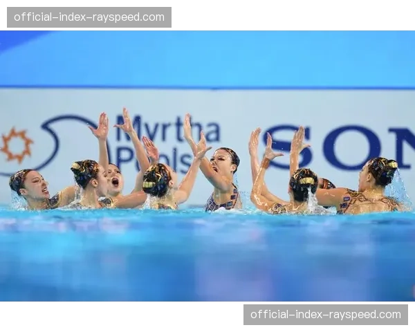 世锦赛混合泳接力颁奖仪式，冠军队成员将吉祥物玩偶抛向观众席